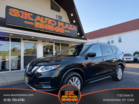Used 2018 Nissan Rogue SV image 1
