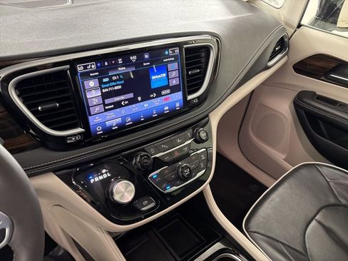 Used 2023 Chrysler Pacifica Limited image 34