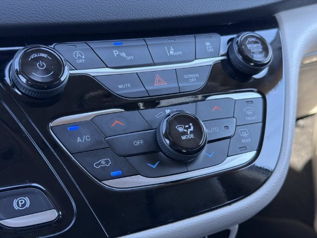 Used 2024 Chrysler Pacifica Touring-L FWD image 27