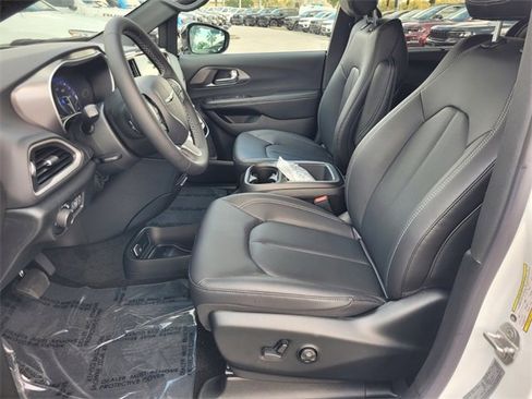 New 2026 Chrysler Voyager LX image 3