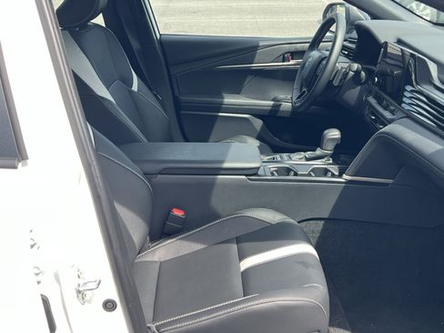Used 2026 Toyota Camry Hybrid FWD image 24