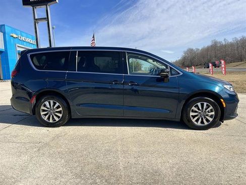 Used 2024 Chrysler Pacifica Select image 3