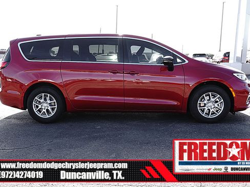 New 2026 Chrysler Pacifica Select image 6