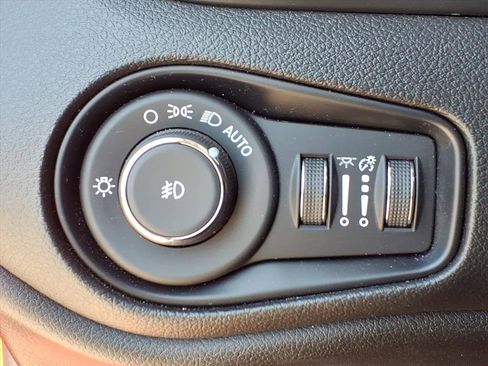 Used 2022 Jeep Renegade Latitude w/ Sun/Sound Group image 24