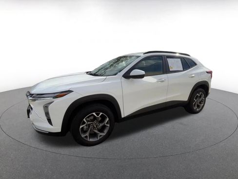 Used 2025 Chevrolet Trax LT image 8