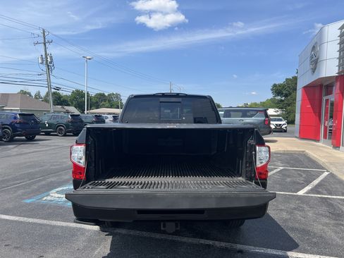 Used 2018 Nissan Titan SV w/ SV Convenience Package AWD/4WD image 7
