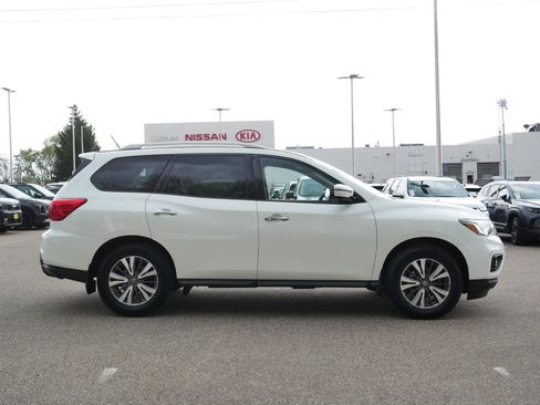 Used 2017 Nissan Pathfinder SL w/ Trailer Tow Package AWD/4WD image 8