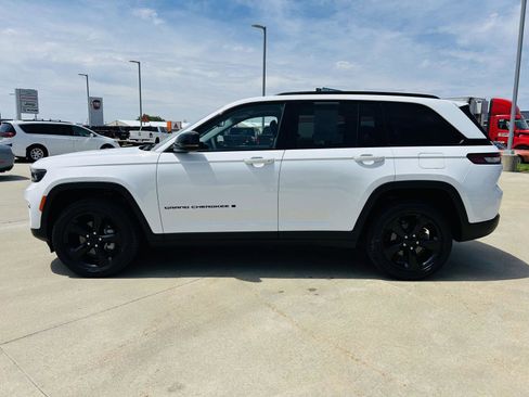 Used 2023 Jeep Grand Cherokee Limited w/ Black Appearance Package AWD/4WD image 38