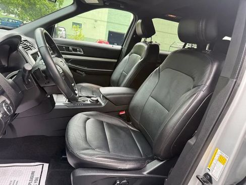 Used 2017 Ford Explorer XLT w/ Equipment Group 202A AWD/4WD image 17
