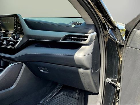 Used 2022 Toyota Highlander XLE image 19