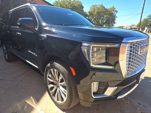 Used 2021 GMC Yukon XL Denali w/ Denali Premium Package image 3