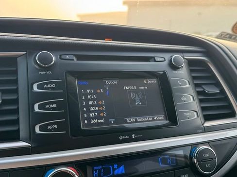 Used 2014 Toyota Highlander Plus image 3