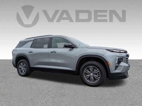 Used 2025 Chevrolet Traverse LT w/ Driver Confidence Package FWD image 3