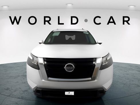 Used 2024 Nissan Pathfinder SV image 2