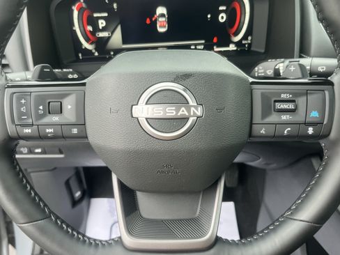 Used 2025 Nissan Rogue SL AWD/4WD image 16