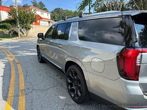 Used 2026 GMC Yukon XL Denali w/ Denali Reserve Package AWD/4WD image 9