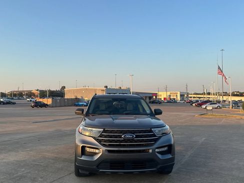 Used 2021 Ford Explorer XLT w/ Equipment Group 202A RWD image 5
