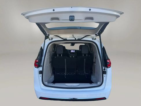 Used 2024 Chrysler Pacifica Limited FWD image 30