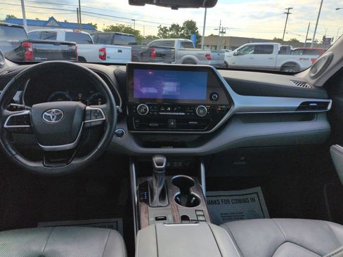 Used 2023 Toyota Highlander Platinum AWD/4WD image 12