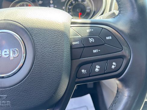 Used 2019 Jeep Cherokee Trailhawk AWD/4WD image 30