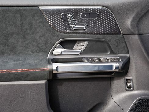 Used 2024 Mercedes-Benz EQB 300 4MATIC image 21