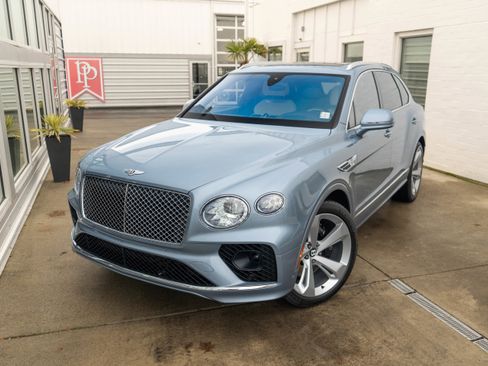 Used 2023 Bentley Bentayga image 3