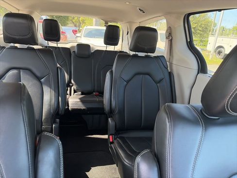 Used 2024 Chrysler Pacifica Touring-L image 16
