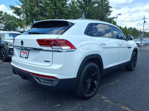 Certified 2022 Volkswagen Atlas Cross Sport SE w/ Panoramic Sunroof Package AWD/4WD image 2