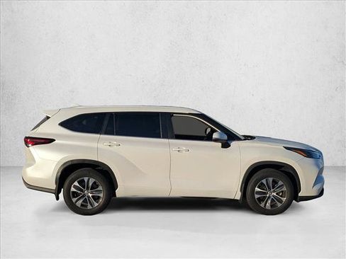 Certified 2024 Toyota Highlander XLE FWD image 4