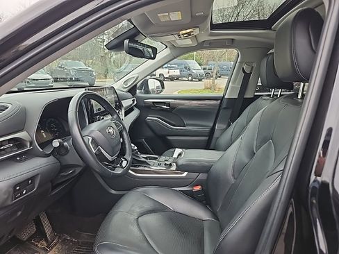 Used 2023 Toyota Highlander Limited image 16