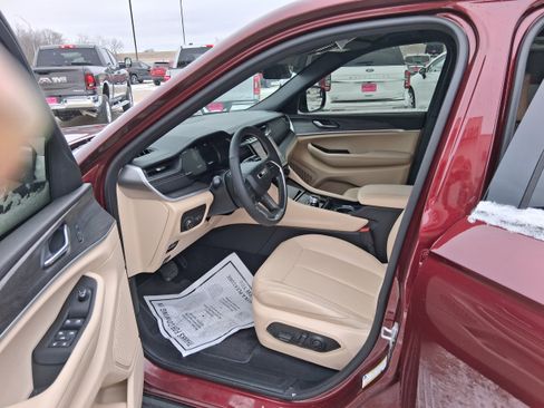 Used 2025 Jeep Grand Cherokee L Limited image 14