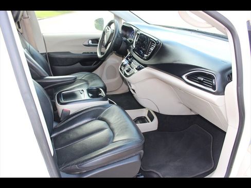 Used 2022 Chrysler Pacifica Touring-L FWD image 16