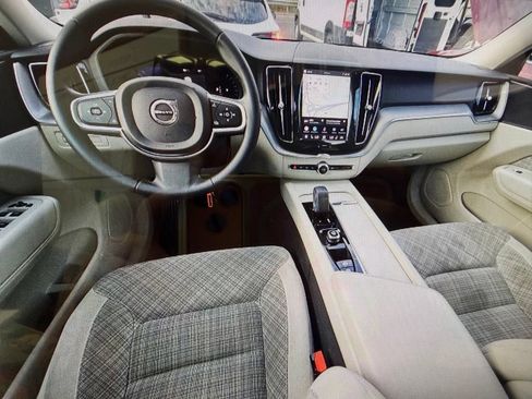 Used 2022 Volvo XC60 B5 Momentum AWD/4WD image 5