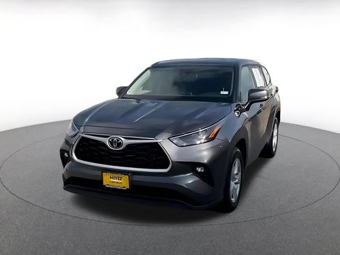 Used 2025 Toyota Highlander LE FWD image 7