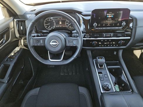 Used 2024 Nissan Pathfinder SV image 7