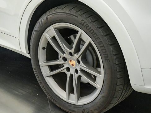 Used 2025 Porsche Cayenne AWD/4WD image 11