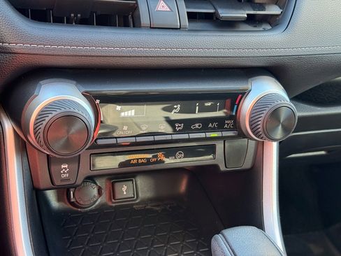 Used 2021 Toyota RAV4 LE image 31