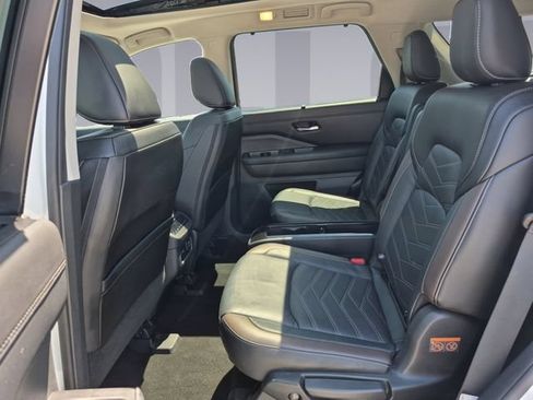 Used 2024 Nissan Pathfinder Platinum AWD/4WD image 16