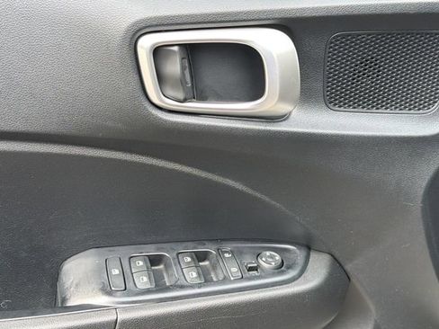 Used 2021 Hyundai Venue SEL FWD image 13