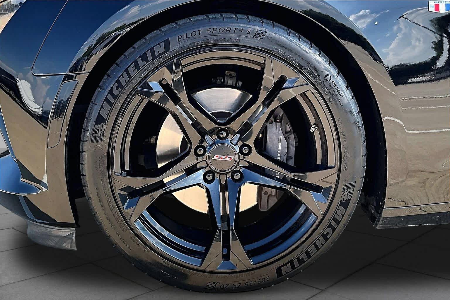 Used 2018 Chevrolet Camaro SS RWD image 11