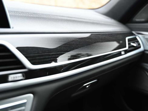 Used 2019 BMW 750i w/ M Sport Package RWD image 19