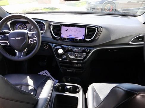 Used 2025 Chrysler Pacifica Select FWD image 12