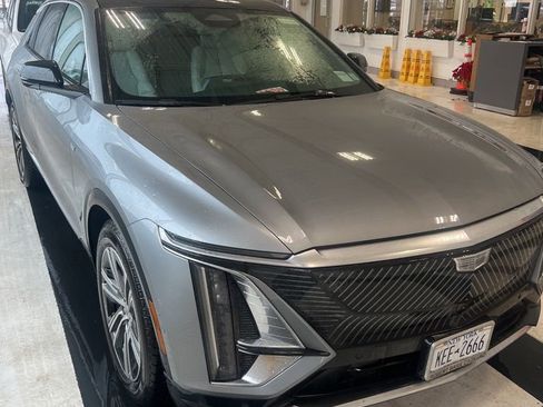 New 2026 Cadillac Lyriq Luxury image 2