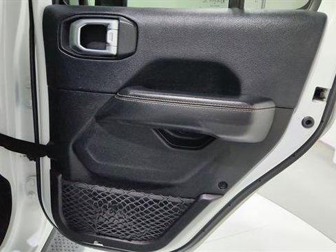 Used 2019 Jeep Wrangler Unlimited Sahara image 32