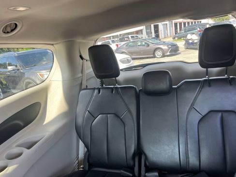 Used 2023 Chrysler Pacifica Touring-L FWD image 10
