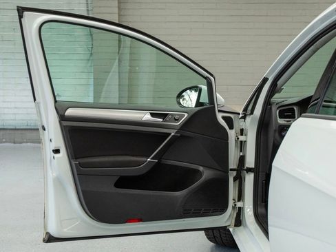 Used 2016 Volkswagen Golf S image 23