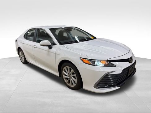 Used 2024 Toyota Camry LE image 6