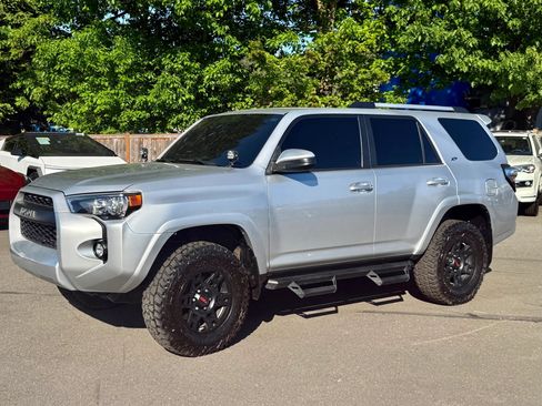 Used 2019 Toyota 4Runner SR5 AWD/4WD image 12