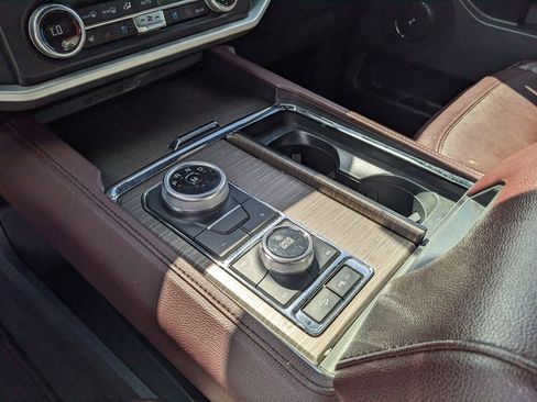 Used 2024 Ford Expedition Limited image 25