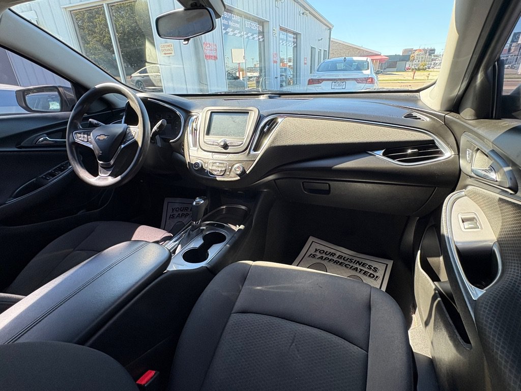 Used 2017 Chevrolet Malibu LT FWD image 19